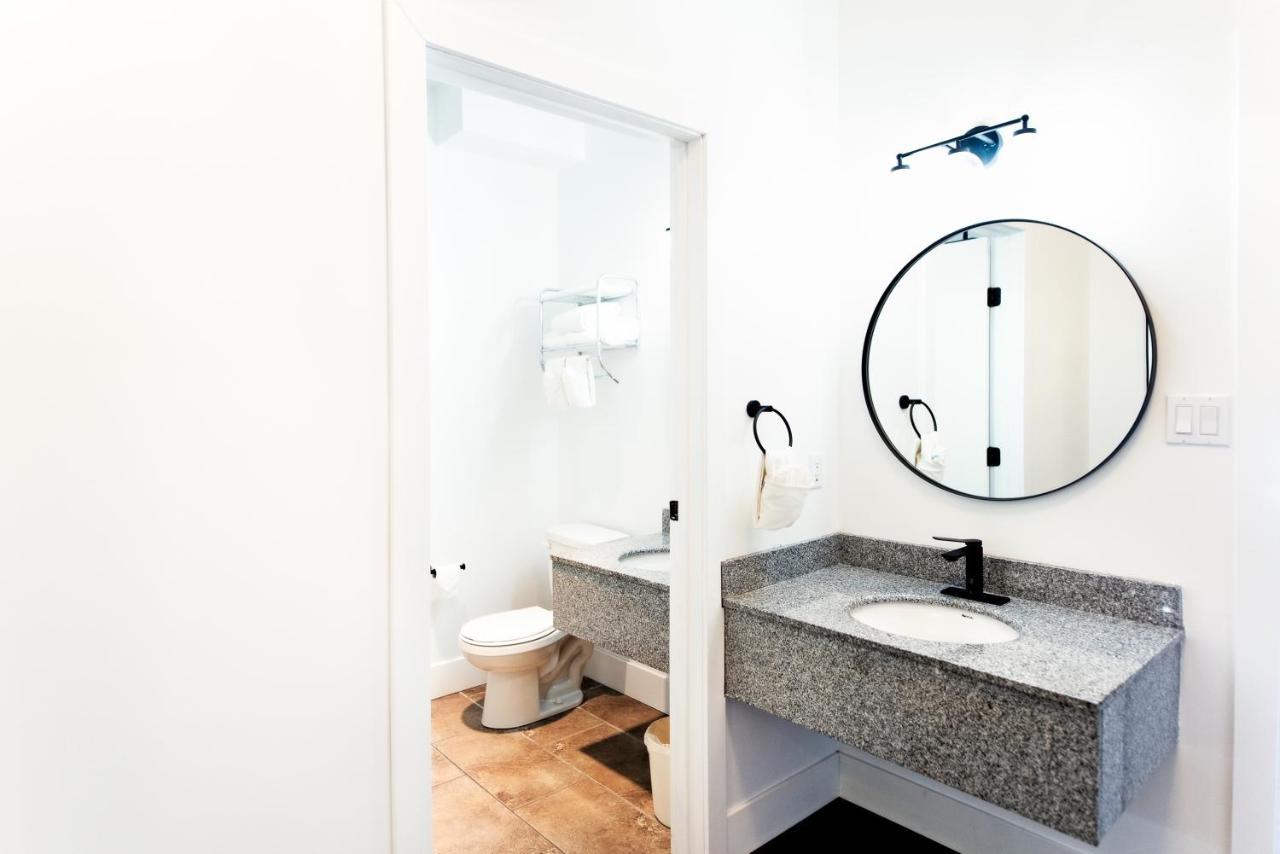 Waterton Glacier Suites Kültér fotó