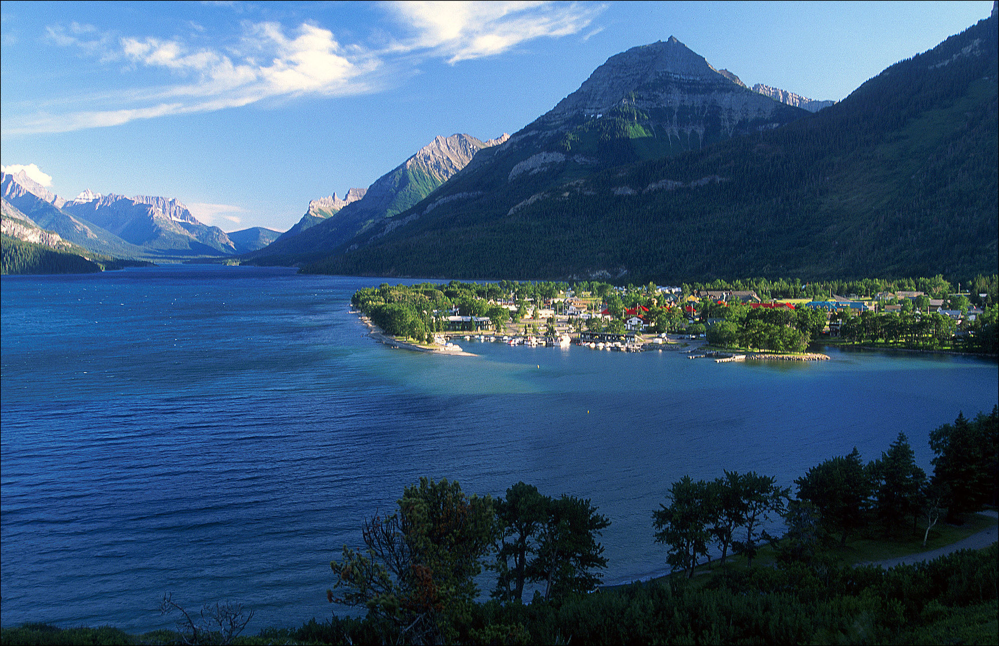 Waterton Glacier Suites Kültér fotó