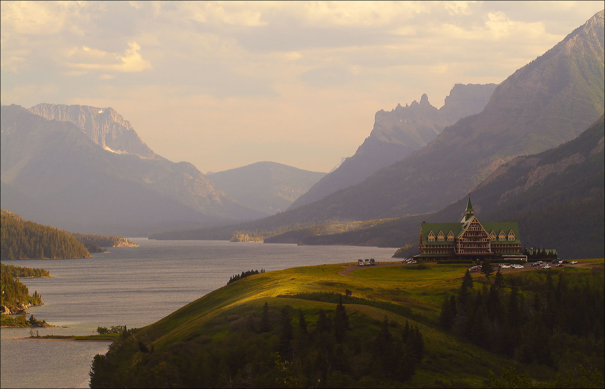 Waterton Glacier Suites Kültér fotó