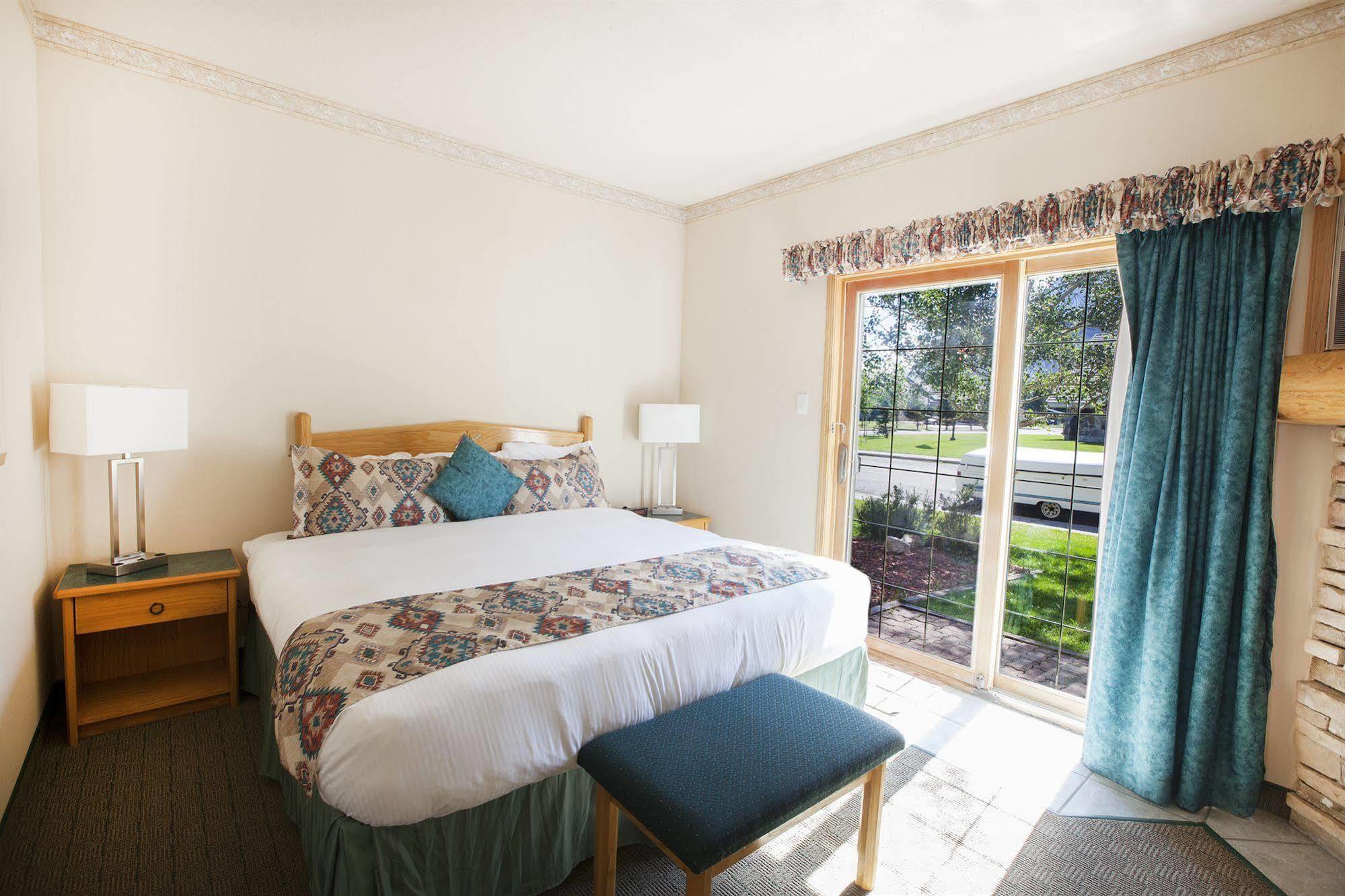 Waterton Glacier Suites Kültér fotó